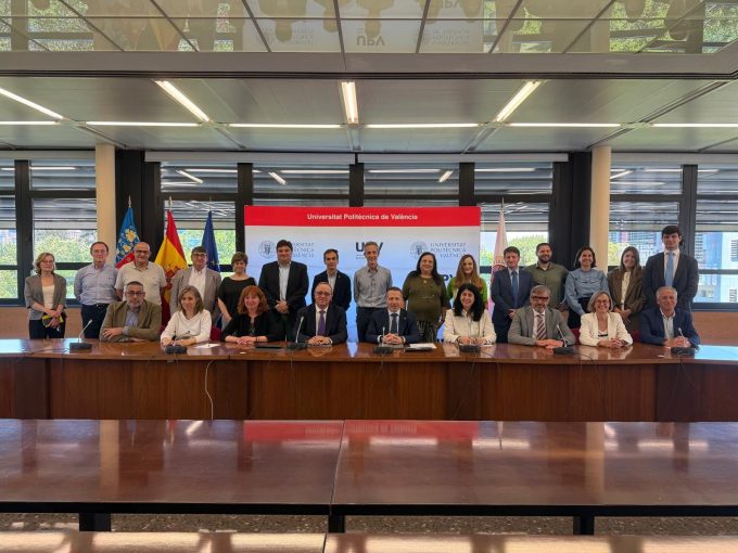 Representantes de la UPV y de la Red RMC, durante la firma de la cátedra.